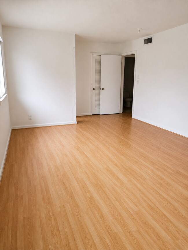 Building Photo - 110 Stratford H