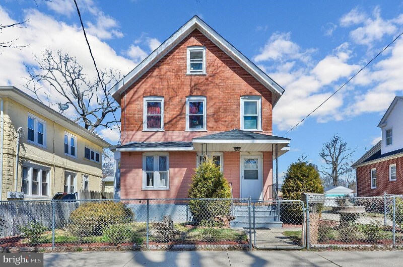 Primary Photo - 712 E Montrose St
