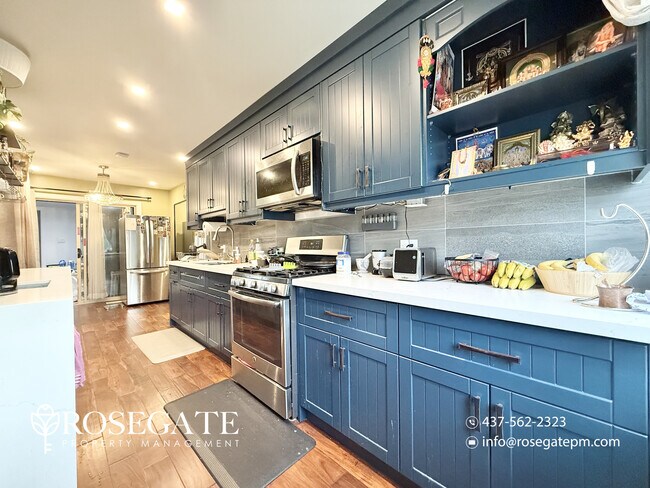 Building Photo - Spacious 3-Floor Semi-Detached Home with Huge Backyard & 3 Parking Spaces – Scarborough