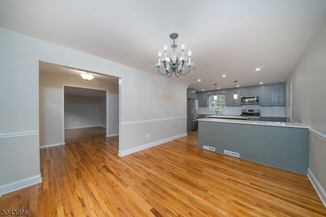Building Photo - 40 Robin Hood Ln