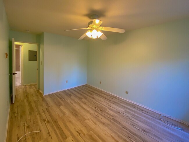 Foto del edificio - 4900 Overland Ave