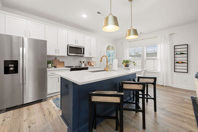 Oak Lake Townhomes apartments — community photo - Oak Lake Townhomes
