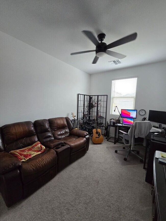 Building Photo - 3 Bedroom, 2 Bath Available Plus a Den!!! ...