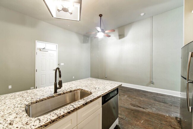 Foto del edificio - Downtown Charm: Spacious 1BR Apartment in ...