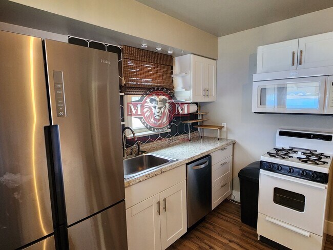 Building Photo - Cozy 1 Bd 1 Bath Remodeled Duplex