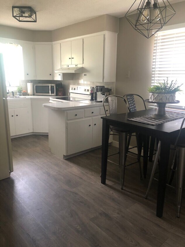 Foto principal - 2305-2307 Victoria Dr SW