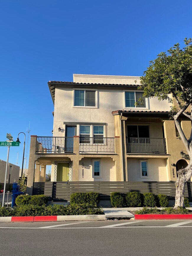 frente de la casa - 2560 Valentina Way