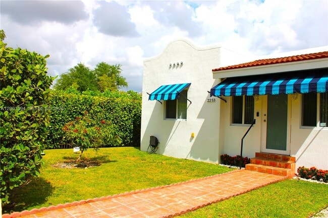 Foto del edificio - 2253 SW 10th St