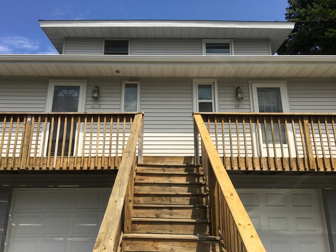 Foto principal - Large 2 Bdrm/2 Bath Condo 1 mile from Lake...