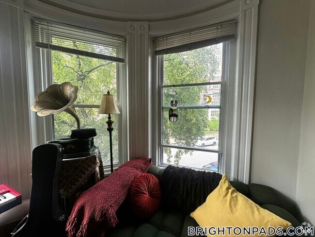 Building Photo - 511 Beacon St