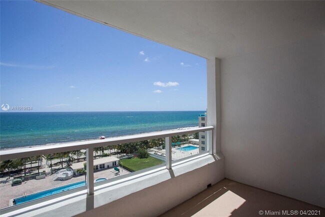 Foto del edificio - 5005 Collins Ave