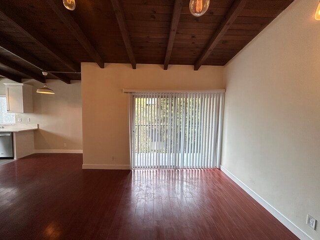 Living Room Balcony - 2450 Beverley Ave