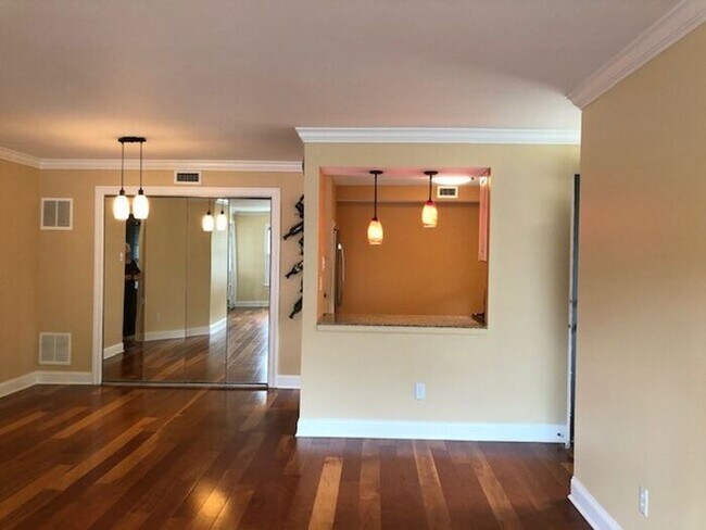 Building Photo - 2 bedroom Condo For Rent 19027 Elkins Park