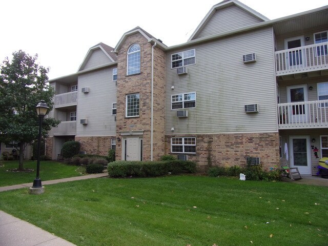 Primary Photo - 1443 Spring Brook Ct