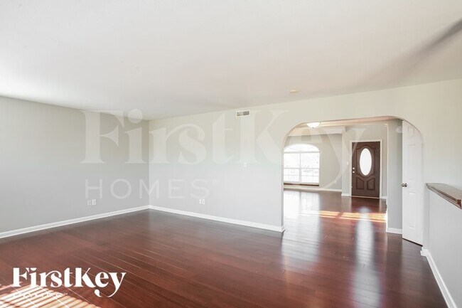 Foto del edificio - 8085 Lawrence Woods Blvd