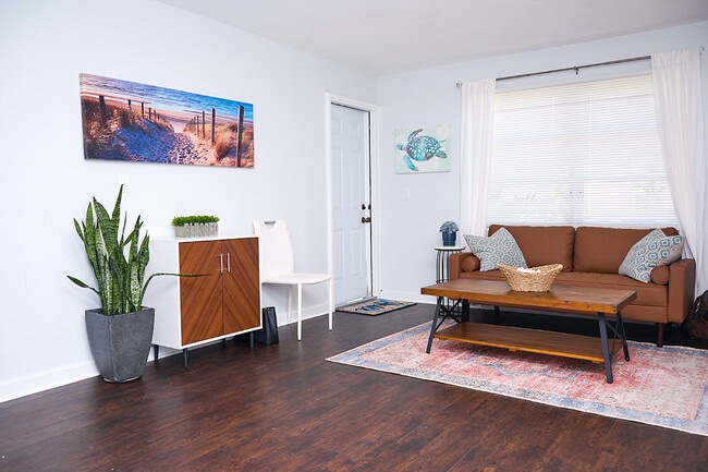 Living room - 126 S E St