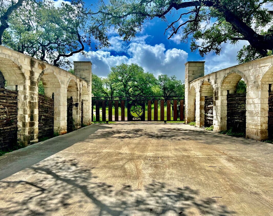 Foto principal - Hill Country Escape - 4 Bed/4 Bath Modern ...
