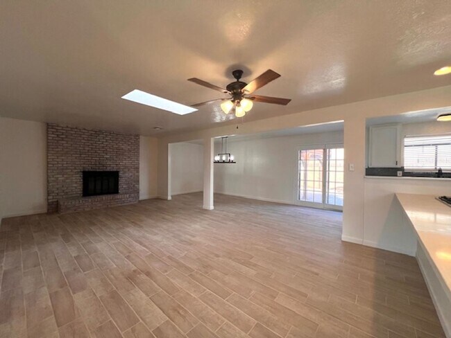 Foto del edificio - MOVE-IN READY!