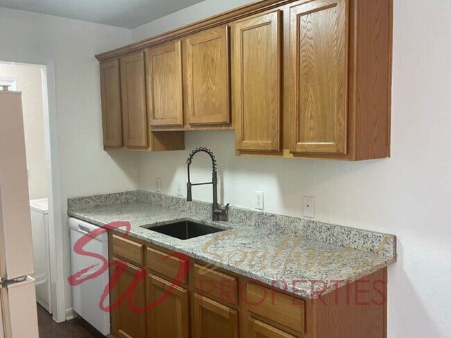 Building Photo - Updated and Bright 3 Bed / 2 Bath Duplex with Private Backyard!