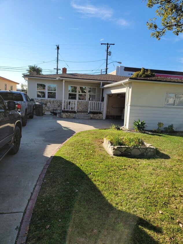 Primary Photo - 2724 Manhattan Beach Blvd