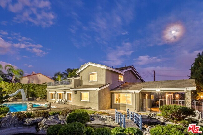 Building Photo - 1047 E Pomello Dr