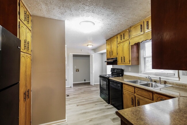Building Photo - 2244 Briarwood Cir SW