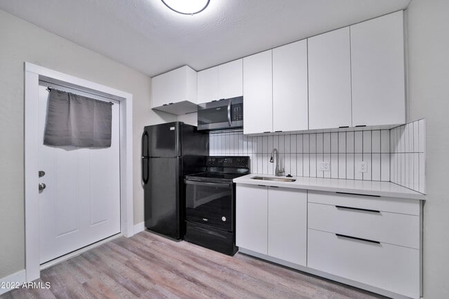 Building Photo - 6 E Linda Ln