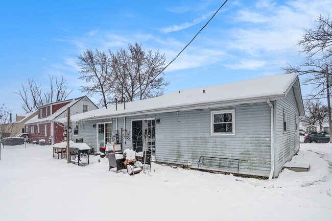 Building Photo - 210 W Locust St