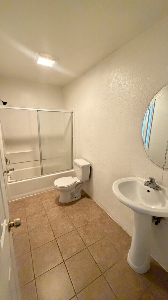 Foto del edificio - Spacious 3 Bed / 1 Bath Apartment with Open Layout & In-Unit Laundry
