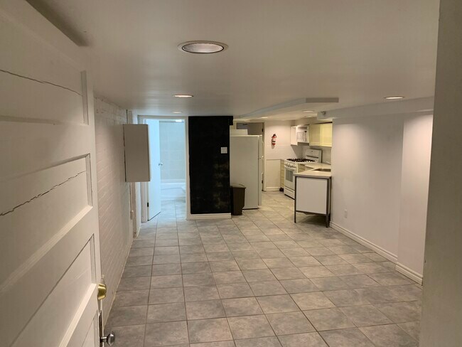 Photo du bâtiment - spacious basement apt in West Anex