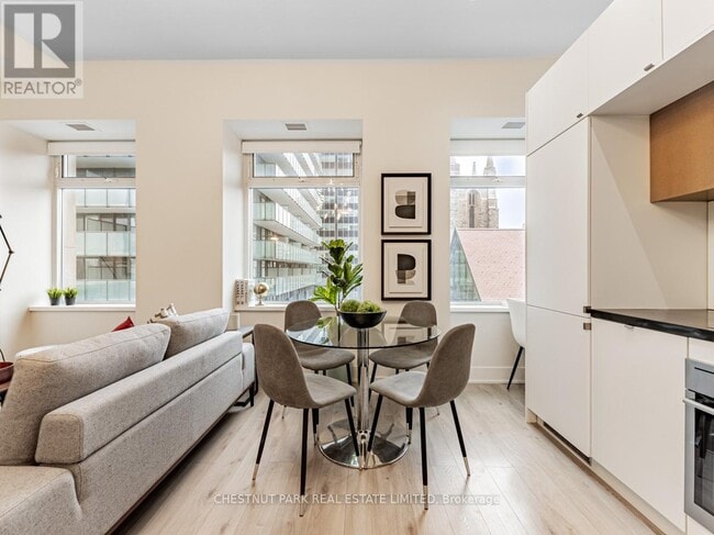 Photo du bâtiment - 111-111 St Clair Ave W