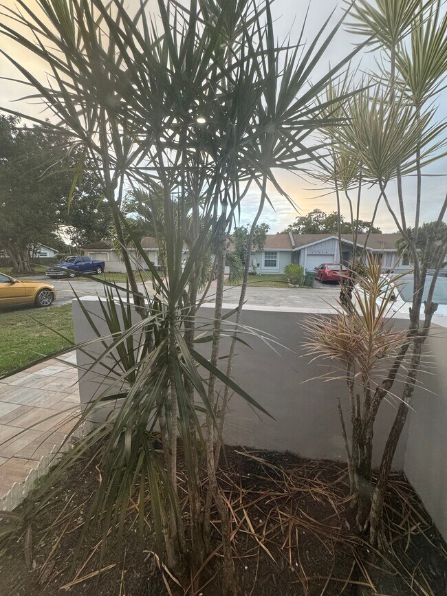 Building Photo - 5482 Lakewood Cir S