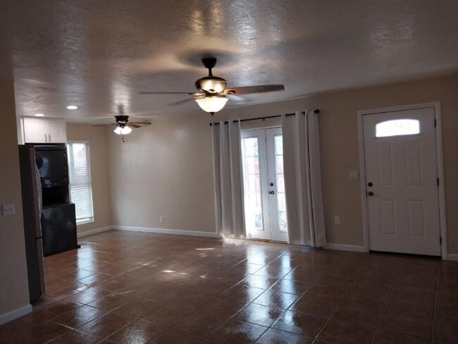 Foto del edificio - 813 N Carey Rd