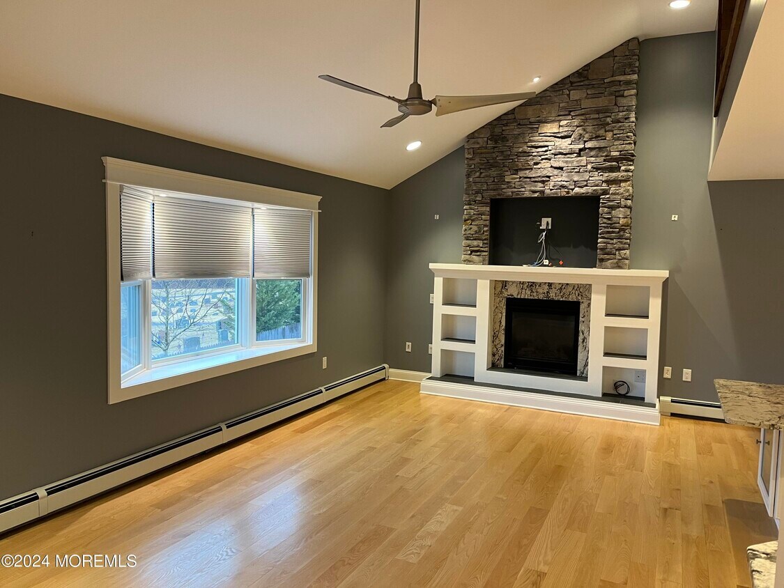 Foto principal - 744 W Bay Ave