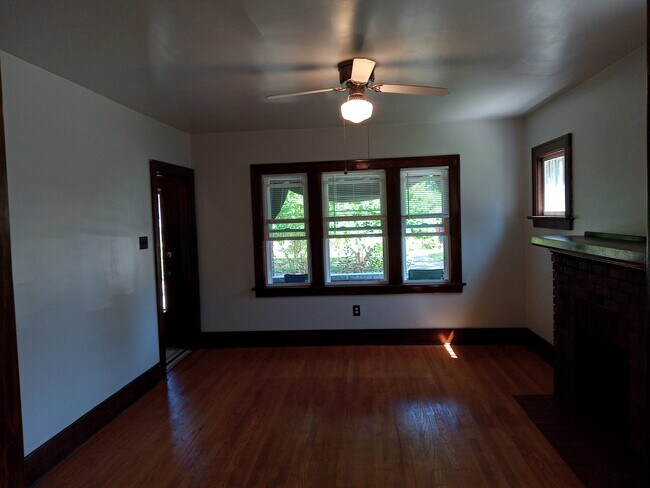 Spacious livingroom view to porch - 312 Chautauqua Blvd
