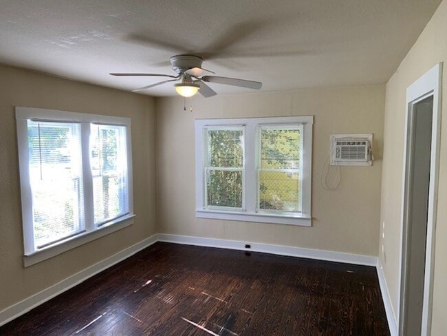 Foto del edificio - *COMING SOON* Charming Cottage Retreat with Fenced Yard!