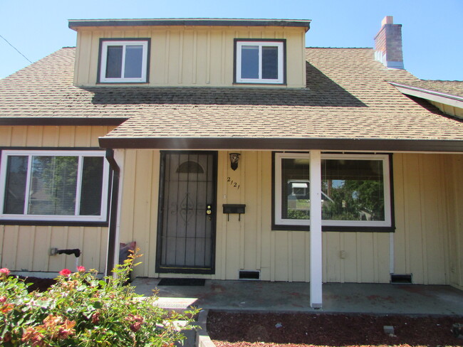 Building Photo - 2121 Surrey Rd