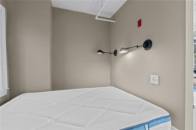 Building Photo - 65 Weybosset St