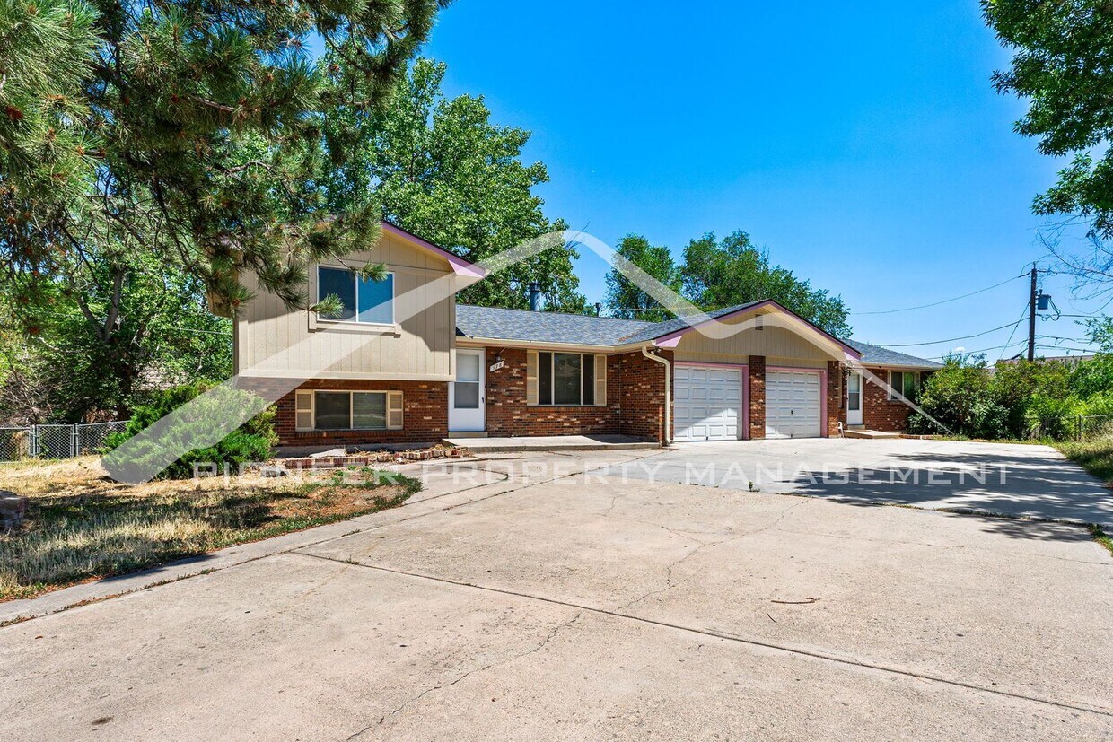 Foto principal - Large Duplex with Central AC and Fenced in...