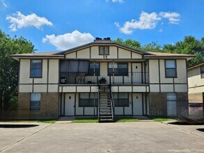 Building Photo - 2001 Cedarhill Dr