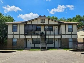 Building Photo - 2001 Cedarhill Dr