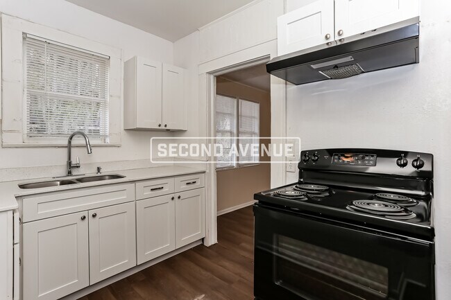Building Photo - 544 E 60th ST