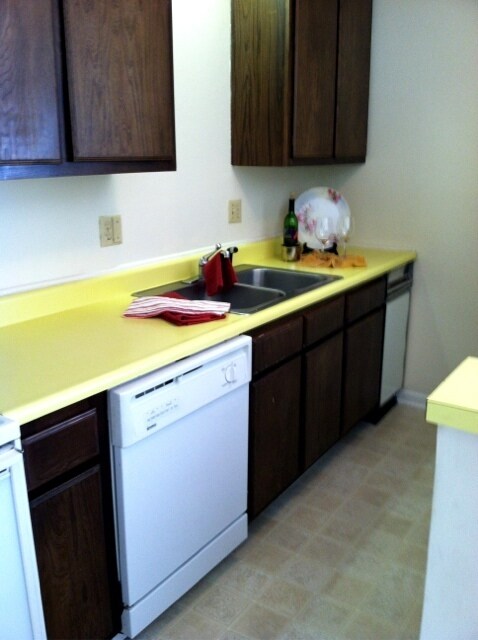 Building Photo - 2 BR/ 2.5 BA Townhome off Guilford College...