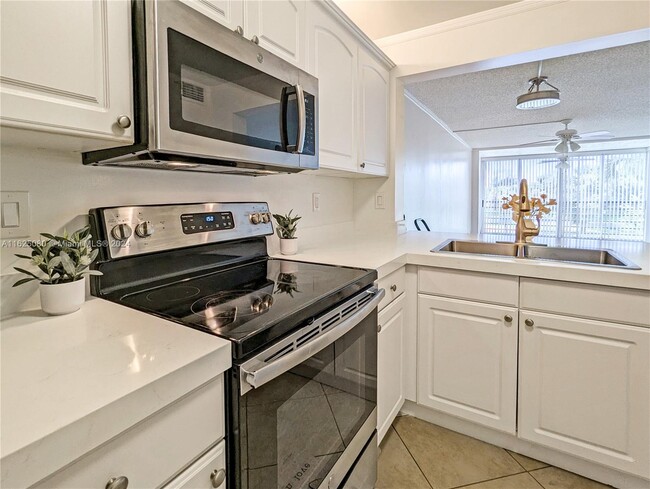 Building Photo - 1911 Sabal Palm Dr