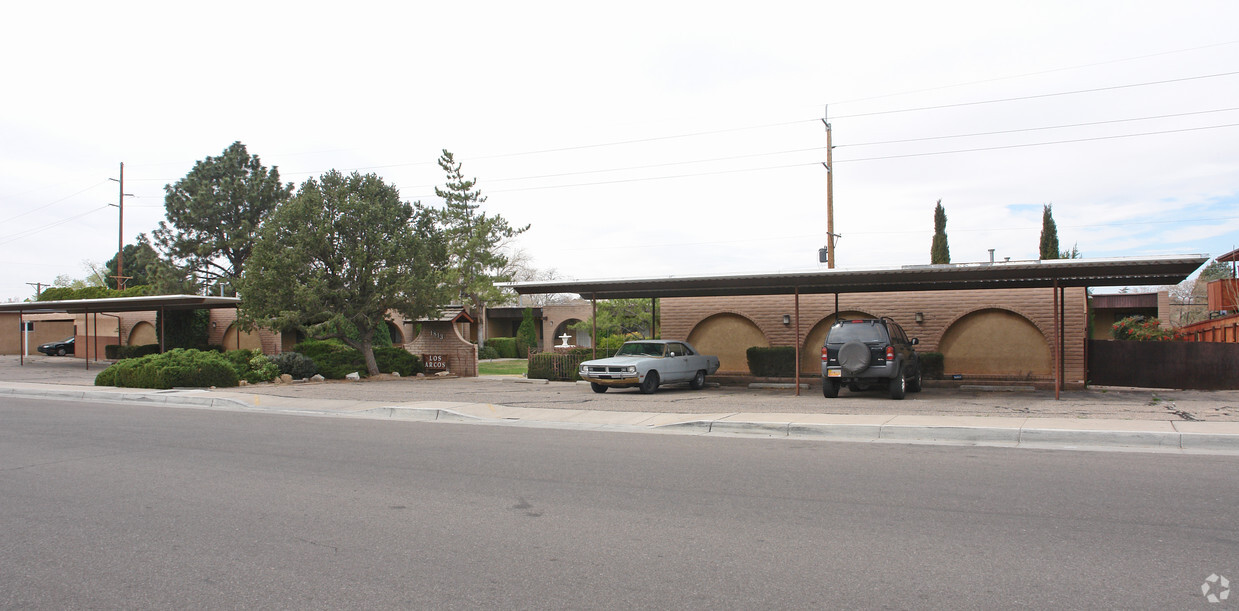 Building Photo - Los Arcos