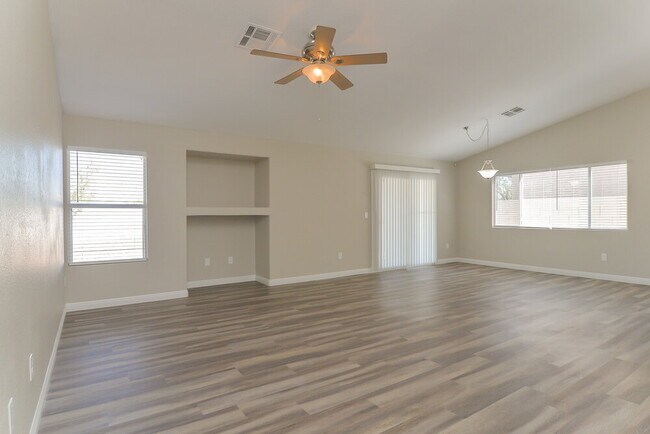 Foto del edificio - 1100 Sport of Kings Ave