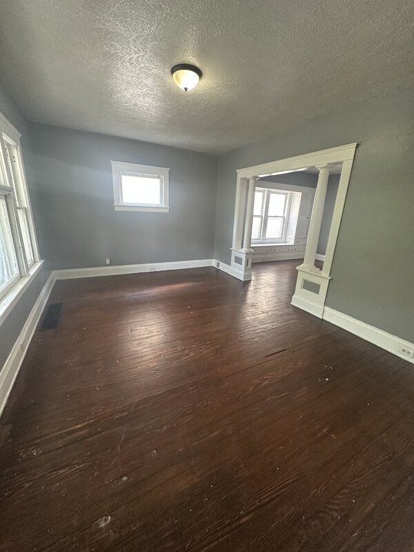 Foto del edificio - 8325 Tioga Ave