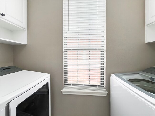 Foto del edificio - 1305 W Villa Maria Rd