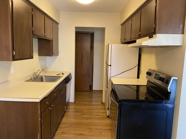 Building Photo - 914 9th Ave S