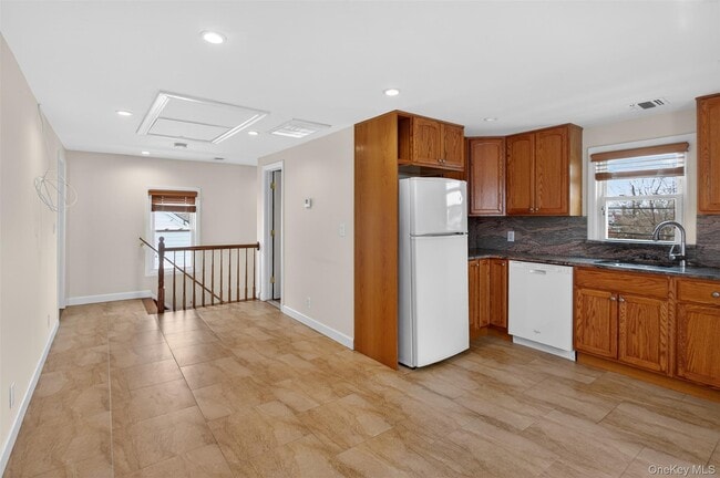 Building Photo - 256 Royal Ave